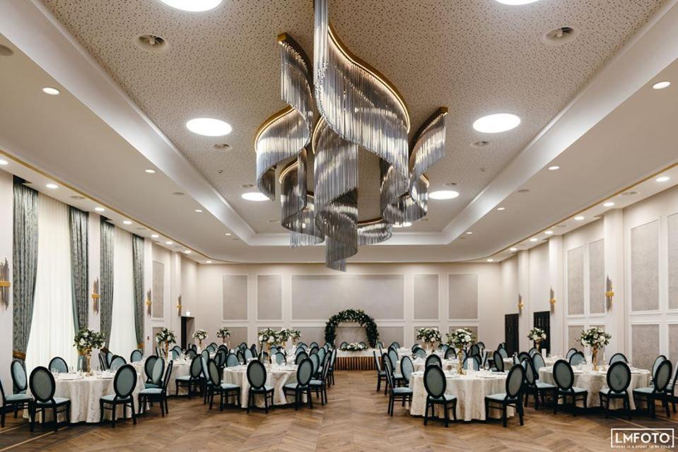 ホテル Debowy Dwor Ruda Rozaniecka エクステリア 写真